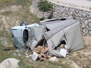 Şarampole Devrilen Kamyonetin Sürücüsü Kazadan Yara Almadan Kurtuldu