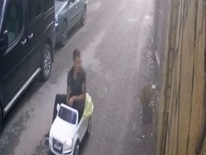Çaldığı Akülü Aracı Taşıyamayınca Sürüp Uzaklaştı