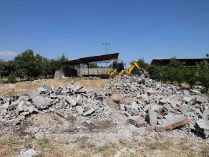 Kahta’daki Kullanıma Kapalı Yapılar Kaldırarak Yollar Trafiğe Açılıyor