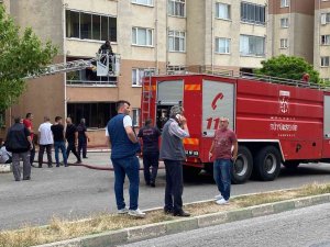 Binanın Çatısı Alev Alev Yandı, Vatandaşlar Sokağa Döküldü