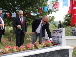 Milli Güreşçi Akdağ, Mezarı Başında Anıldı