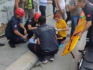 Elazığ’da Otomobil Yayaların Arasına Daldı: 3 Yaralı