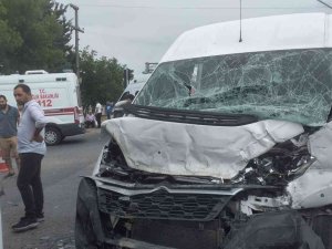 Fabrika İşçilerini Taşıyan Minibüsler Çarpıştı: 11 Yaralı