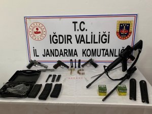 Ruhsatsız Silahları Restoranda Satmaya Çalışırken Yakalandılar