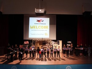 Bitlis’teki Öğrenciler İ̇ngilizce Tiyatro Sergiledi