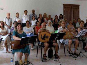 Kuşadası’nda Emekli Yazlıkçılar Müzik Aşkıyla Bir Araya Geldi