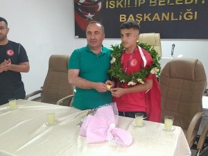 Başkan Sülük, Başarılı Güreşçiyi Ödüllendirdi