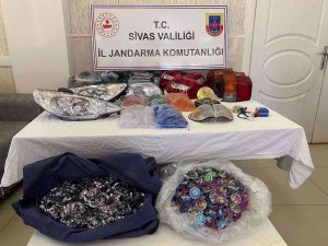 Piyasa Değeri 78 Bin Tl Olan Kaçak Oto Aydınlatma Parçaları Ele Geçirildi