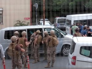 Şişli’de Film Gibi Olay: Rehin Alınan Genç Kadın Servis Elemanının İhbarıyla Kurtarıldı