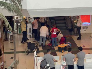 Avm’de Kalp Krizi Geçiren Şahıs Hastaneye Kaldırıldı