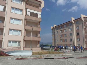 Cezaevi Lojmanlarının Çatıları Uçtu, 15 Araç Hasar Gördü
