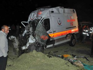 Ambulans Traktöre Çarptı: 5 Yaralı