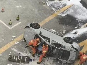 Çin’de Elektrikli Otomobil 3. Kattan Düştü: 2 Ölü