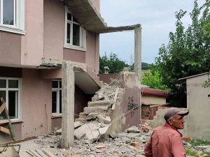 Arnavutköy’de Binanın Tadilatı Sırasında Merdiven Çöktü: 1 İşçi Yaralandı