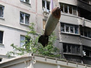 Harkov’da 9 Katlı Binanın Çatısındaki Bomba Vinçle Çıkarıldı