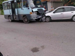 Dolmuş İle Otomobil Çarpıştı