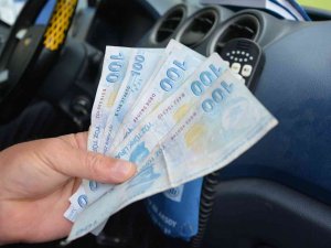 Akaryakıt İstasyonunda Buldukları Parayı Sahibine Ulaştırdılar