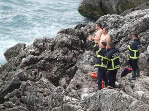 Ölümden Dönen Genç Sahil Güvenlik Ekiplerine Sarılarak Teşekkür Etti