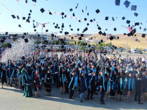 Batman Üniversitesi’nde Mezuniyet Heyecanı