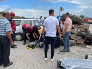 Sakarya’da Otomobil Traktörle Çarpıştı: 2 Yaralı