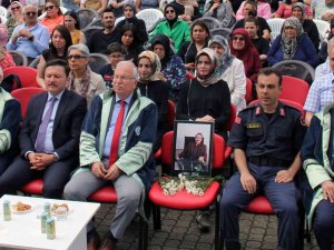 Mezuniyet Töreninde Öğrenciler, Vefat Eden Hocalarını Unutmadı
