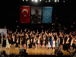 Enstitülerde Mezuniyet Coşkusu
