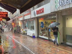 Sağanak Yağışa Hazırlıksız Yakalandılar, Dükkanlara Sığındılar