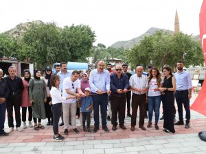 Çukurca Belediyesinin Yaptırdığı ‘Kent Meydanı’ Hizmete Açıldı