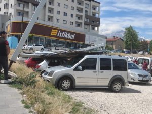 Reklam Panoları Araçların Üzerine Devrildi