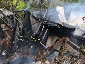 Artvin’de Çıkan Yangında İki Katlı Ahşap Ev Küle Döndü