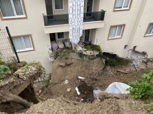 Sitenin İstinat Duvarı Çöktü, 3 Bina Tahliye Edildi