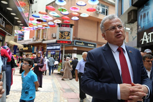 Başkan Kasap Şemsiyeli Kuyumcular Sokağını Gezdi