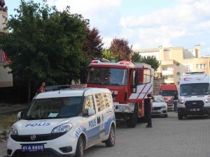 Bozulan Asansörden Çıkmaya Çalışırken Boşluğa Düşüp Yaralandı