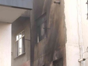 Ümraniye’de Binayı Alevler Sardı, Komşular Kovalarla Su Taşıdı