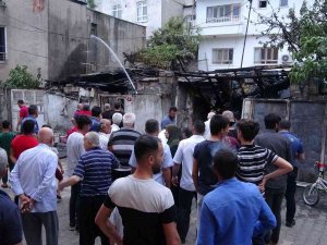 Elektrik Tesisatından Çıkan Yangın Evi Ve Otomobili Kül Etti