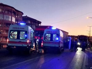 Freni Patlayan Tır Kırmızı Işıkta Bekleyen Otomobile Çarptı: 4 Yaralı