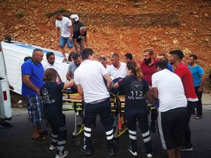 Devrilen Ticari Aracın Sürücüsü Yaralandı