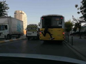Sultanbeyli’de İ̇ett Otobüsüne Takılan Patenli Gençten Tehlikeli Hareketler