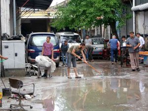 Sağanağın Vurduğu Osmaniye’de Sanayi Esnafı İş Yerlerini Temizleyerek Güne Başladı