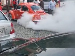 Düğün Konvoyunda Lastik Yakan Araç Trafikten Men Edildi