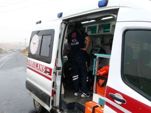 Kahvaltı Yapmak İçin Ağaç Altına Sığınan 6 Çobana Yıldırım Düştü