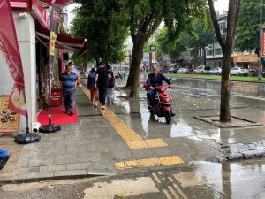 Kısa Süreli Sağanağa Vatandaş Hazırlıksız Yakalandı