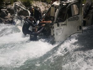 Alanya’da Devrilen Kamyondaki 1 Kişi Alara Çayının Sularına Kapılarak Kayboldu