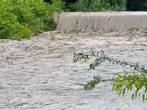 Sağanak Sonrası Karayolu Göle Döndü, Bahçeler Zarar Gördü