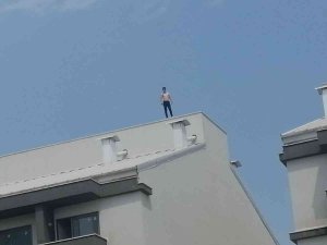 İ̇şten Çıkarılan Otel Çalışanı Personel Lojmanının Çatısına Çıktı