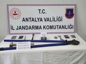 Hırsızlıktan Aranan Şahıslar Üzerlerinde Uyuşturucuyla Yakalandı