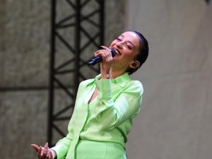 Melike Şahin “Cuma İ̇ş Çıkışı”nda Şarkılarını Seslendirdi
