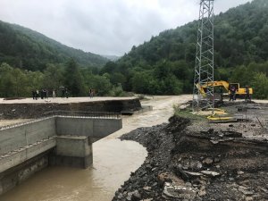 Sel Sebebiyle Kapanan Yoldaki Ulaşım, Açılan Servis Yolundan Sağlanacak
