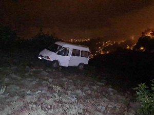 Uçurumun Kenarından Mahsur Kalan Gençleri Ekipler Kurtardı