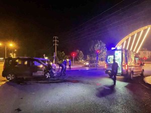 İ̇ki Hafifi Ticari Araç Çarpıştı: 3 Yabancı Uyruklu Şahıs Yaralandı